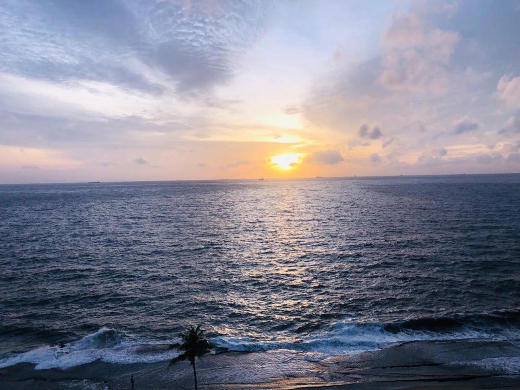 Aqua Vista Apartment Uswetakeiyawa Luaran gambar