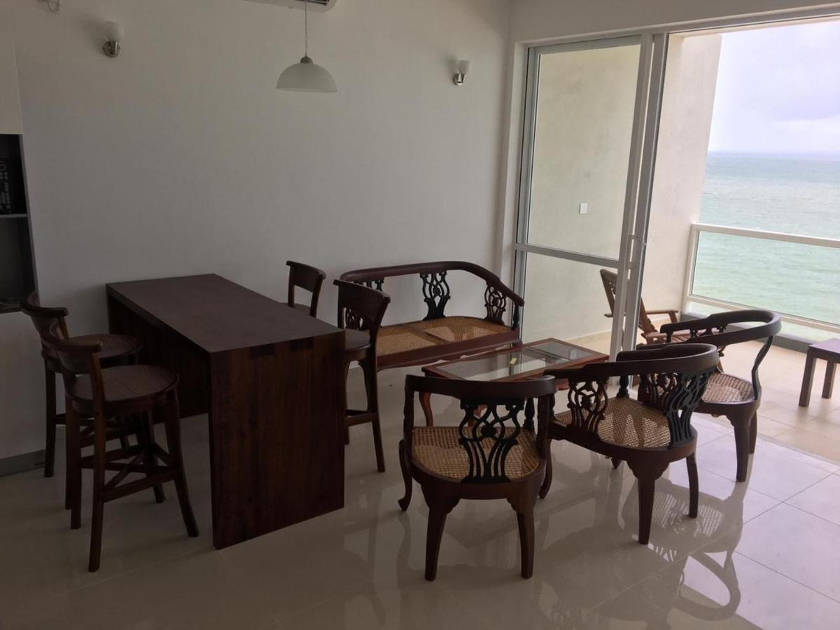 Aqua Vista Apartment Uswetakeiyawa Luaran gambar