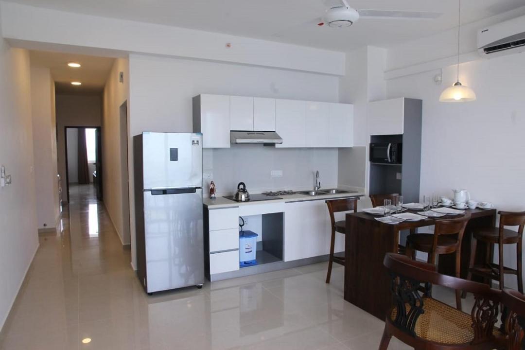 Aqua Vista Apartment Uswetakeiyawa Luaran gambar